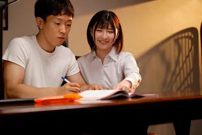 Nữ gia sư bị gài bẫy biến thành con chim nhỏ tình dục cho gia đình biến thái