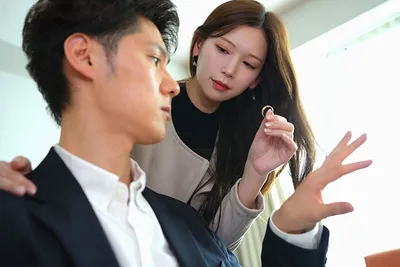 Vợ yêu đi đi chơi, chồng yêu ở nhà bị nhỏ em người vợ gạ làm tình không trượt phát nào