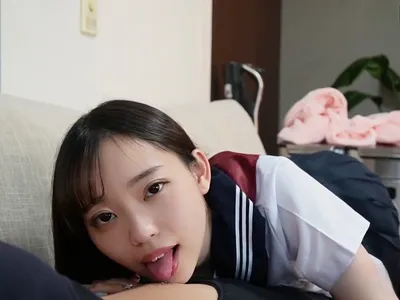 Học sinh nữ ngây thơ bị tên ba cóc chọc chuối giả vào lồn